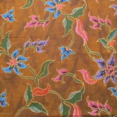 ผ้าปาเต๊ะอินโดนีเซีย ผ้าถุงสำเร็จสีน้ำตาลลายดอกไม้บนพื้นดิน